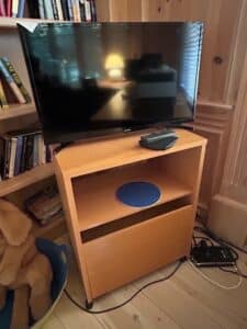Samsung-LED-Television-on-Rolling-Media-Stand
