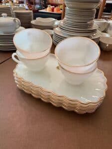 Vintage-Anchor-Hocking-Fire-King-Golden-Shell-Milk-Glass-Snack-Set