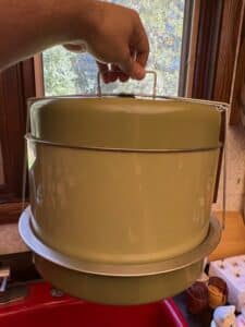 Vintage-Avocado-Green-Metal-Cake-Carrier