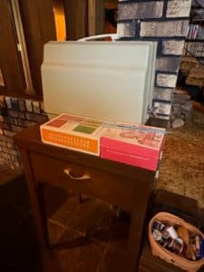 Vintage-Singer-Sewing-Machine-with-Accessories-and-Wooden-Accordion-Sewing-Box