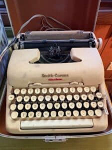 Vintage-Smith-Corona-Electric-TE-Portable-Typewriter