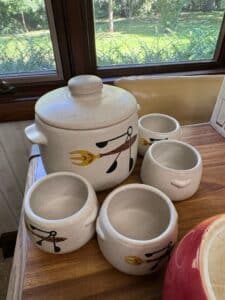 Vintage-West-Bend-USA-Stoneware-Bean-Pot-with-Bowls-Fork-Spoon-Pattern