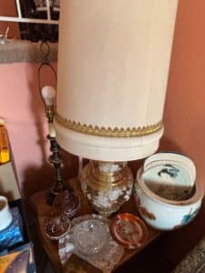Vintage-Hollywood-Regency-Floral-Ceramic-Table-Lamp-with-Ornate-Brass-Base
