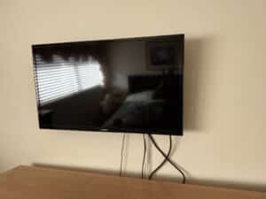 Samsung-Smart-LED-TV-with-Wall-Mount