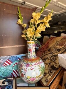 Chinese-Famille-Rose-Porcelain-Vase-second-image