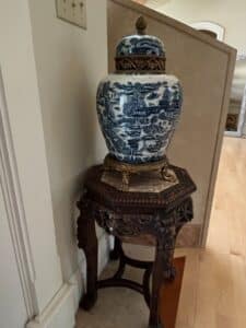 Large-Blue-and-White-Chinoiserie-Porcelain-Ginger-Jar-on-Carved-Hardwood-Pedestal-Stand-fourth-image
