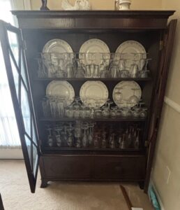 Antique-Mahogany-Chippendale-Style-China-Cabinet-with-Glassware-and-Plates