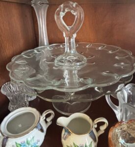 Glass-Footed-Cake-Stand-with-Scalloped-Edge-and-Heart-Handle