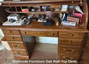 Riverside-Furniture-Oak-Roll-Top-Desk-third-image