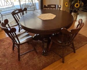 Round-Pedestal-Dining-Table-with-Four-Chairs