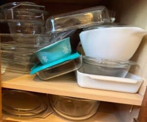 Vintage-Pyrex-Snowflake-Blue-Casserole-Dish-and-Mixing-Bowls-Set