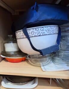 Vintage-Pyrex-Snowflake-Blue-Casserole-Dish-and-Mixing-Bowls-Set-second-image