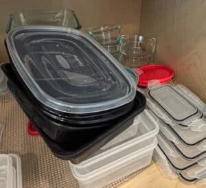 Assorted-Pyrex-Glass-and-Plastic-Food-Storage-Containers-second-image