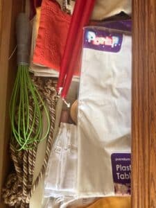 Party-Essentials-Premium-Plastic-Tablecloth