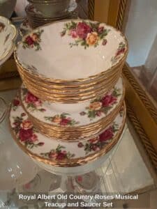 Royal-Albert-Old-Country-Roses-Musical-Teacup-and-Saucer-Set-fifth-image