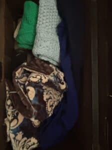 Assorted-Knitted-and-Fleece-Blankets-or-Throws