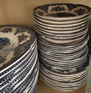 Blue-Willow-Pattern-China-Plates-Churchill-New-Royal-Wessex-Tonquin-Blue-Chelsea