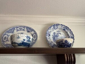 Blue-Willow-Pattern-China-Plates-and-Bowls