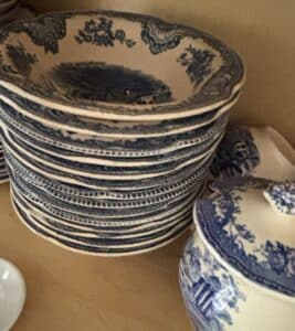 Johnson-Brothers-Old-Britain-Castles-Blue-Willow-Pattern-Plates-and-Serving-Dish