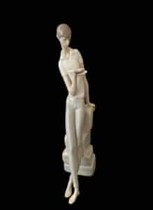 Lladro-Porcelain-Figurine-The-Young-Reader-second-image
