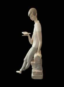 Lladro-Porcelain-Figurine-The-Young-Reader-third-image