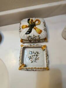 Vintage-Italian-Ceramic-Ashtray-and-Lidded-Box-Set-with-Floral-Motif