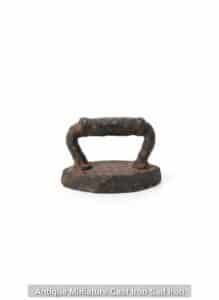 Antique-Miniature-Cast-Iron-Sad-Iron