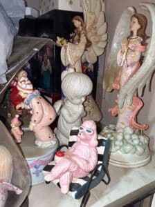 Betty-Boop-Figurine-on-Throne-and-other-Figurines-second-image