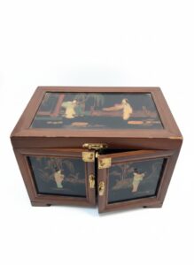 Chinese-Lacquer-Jewelry-Box-with-Figural-Scenes