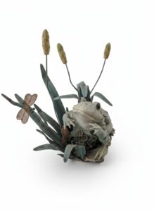 Garden-Frog-Statue-with-Cattails