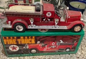 Mack-Fire-Truck-Texaco-Collector-Series-Die-Cast-Metal-Replica