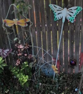 Metal-Garden-Ornaments-Butterflies-and-Dragonflies-with-Decorative-Trellis