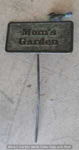 Moms-Garden-Metal-Stake-Sign-with-Bird