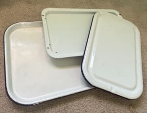 Set-of-White-Enamel-Trays-with-Blue-Rim