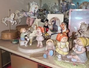 Walt-Disney-Classics-Collection-WDCC-Snow-White-and-the-Seven-Dwarfs-Figurines-and-Carousel-Horses