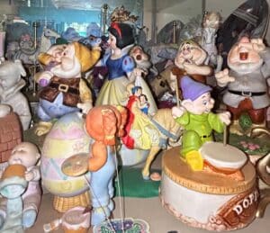 Walt-Disney-Classics-Collection-WDCC-Snow-White-and-the-Seven-Dwarfs-Figurines-and-Carousel-Horses-second-image