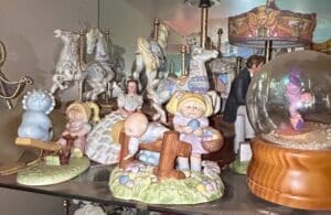 Walt-Disney-Classics-Collection-WDCC-Snow-White-and-the-Seven-Dwarfs-Figurines-and-Carousel-Horses-third-image
