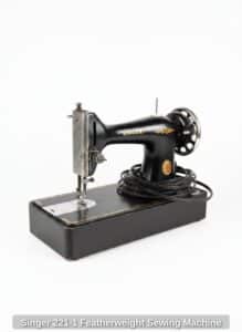 Singer-Featherweight-Sewing-Machine-second-image