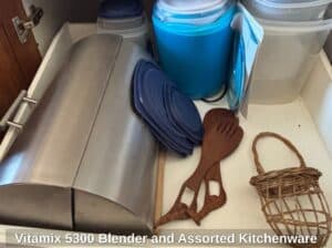 Vitamix-Blender-and-Assorted-Kitchenware-third-image