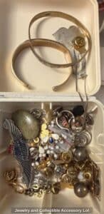 Jewelry-and-Collectible-Accessory-Lot-third-image