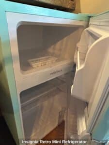 Insignia-Retro-Mini-Refrigerator-second-image