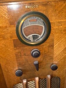 Philco-Cathedral-Radio-second-image