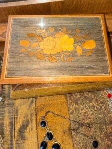 Vintage-Sorrento-Italian-Inlaid-Wood-Music-Box