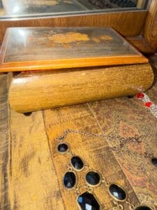 Vintage-Sorrento-Italian-Inlaid-Wood-Music-Box-second-image