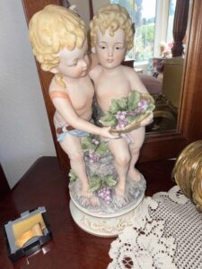 Andrea-by-Sadek-Porcelain-Figurine-of-Two-Cherubs-with-Grapes