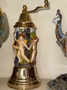 Capodimonte-Porcelain-Figural-Music-Box-Spice-Grinder-with-Cherubs