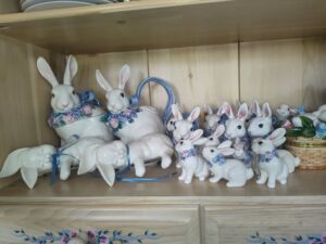 Collection-of-Ceramic-Easter-Bunnies-including-a-teapot-and-cookie-jar