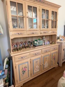 Country-Style-Pine-Hutch-with-Hand-Painted-Bunny-and-Floral-Motifs