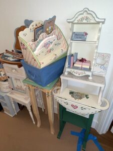 Hand-Painted-Decorative-Wooden-Items-with-Bunny-and-Floral-Motifs-third-image