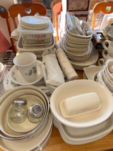 Pfaltzgraff-Tea-Rose-Ceramic-Dinnerware-Set-second-image